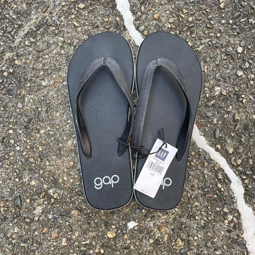 GAP flip flops black women’s size 10 NWT.